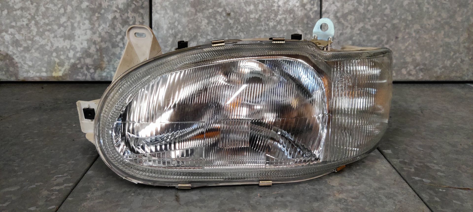 Ford Escort linker koplamp uit 1996 (bijna nieuw).