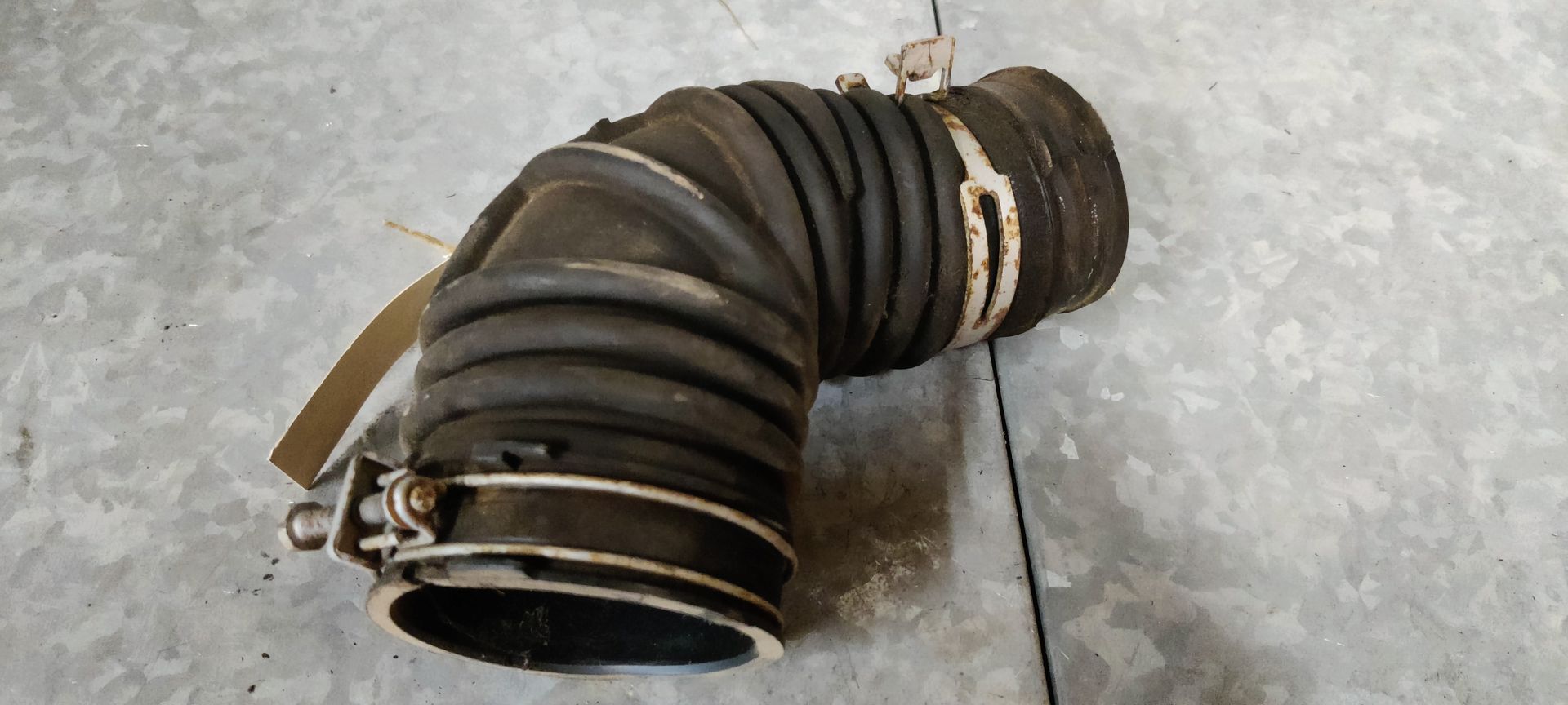 Toyota RAV 4 slang van inlaat naar luchtmassameter.