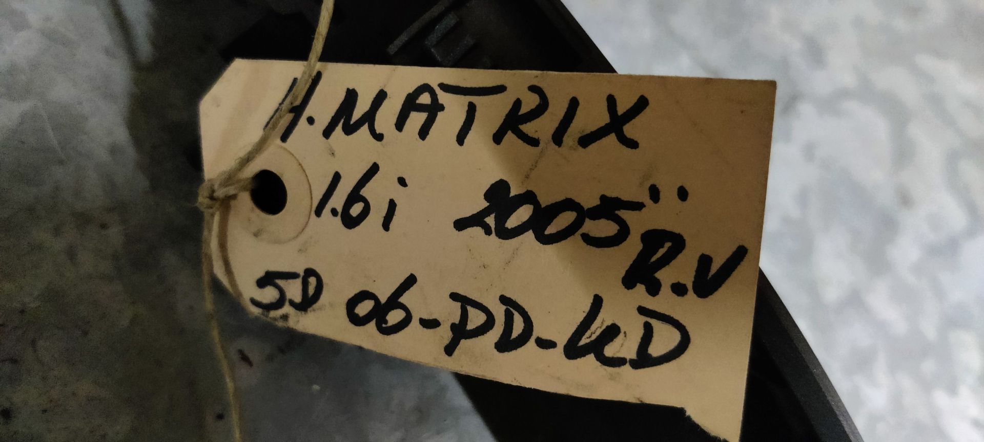 Hyundai Matrix knop om raam rechtsvoor open te doen.