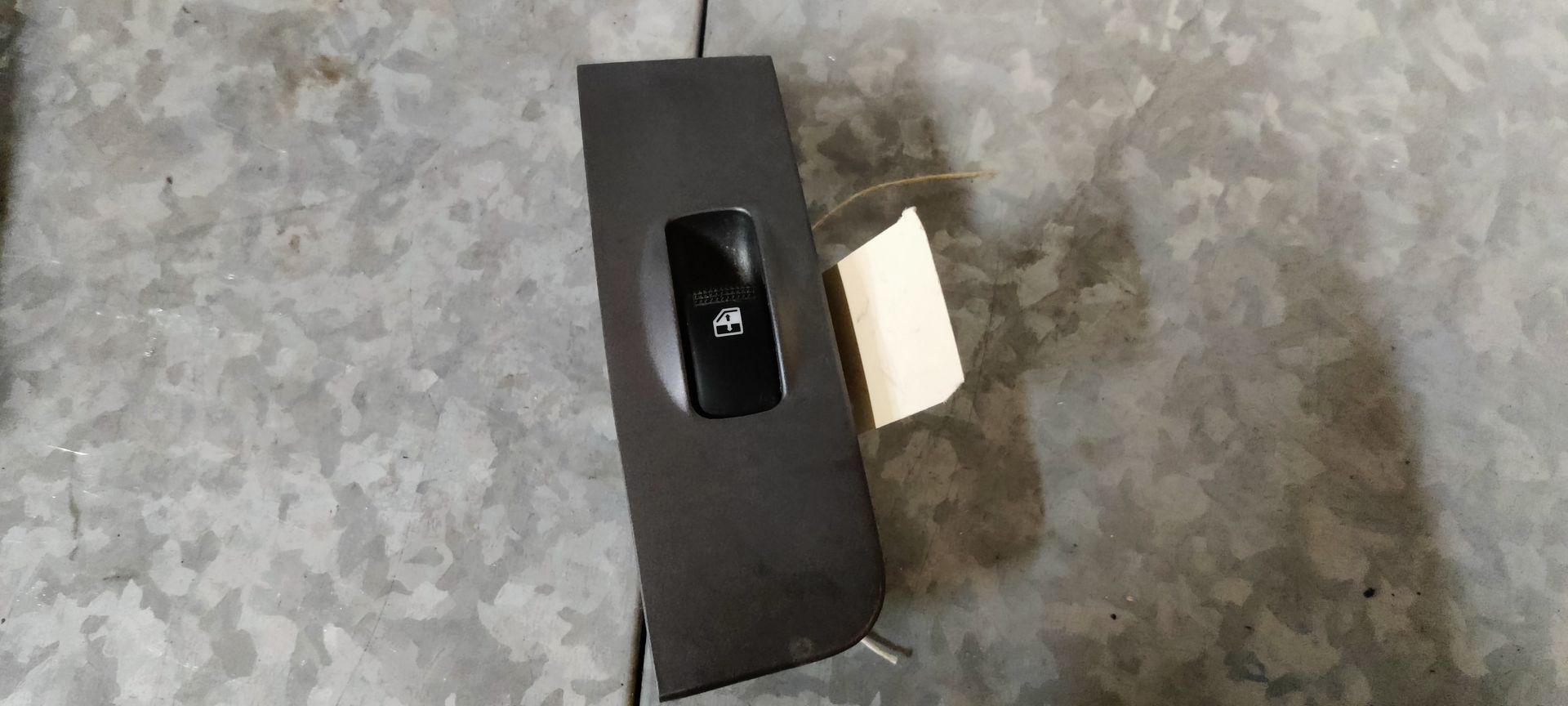 Hyundai Matrix knop om raam linksachter open te doen.