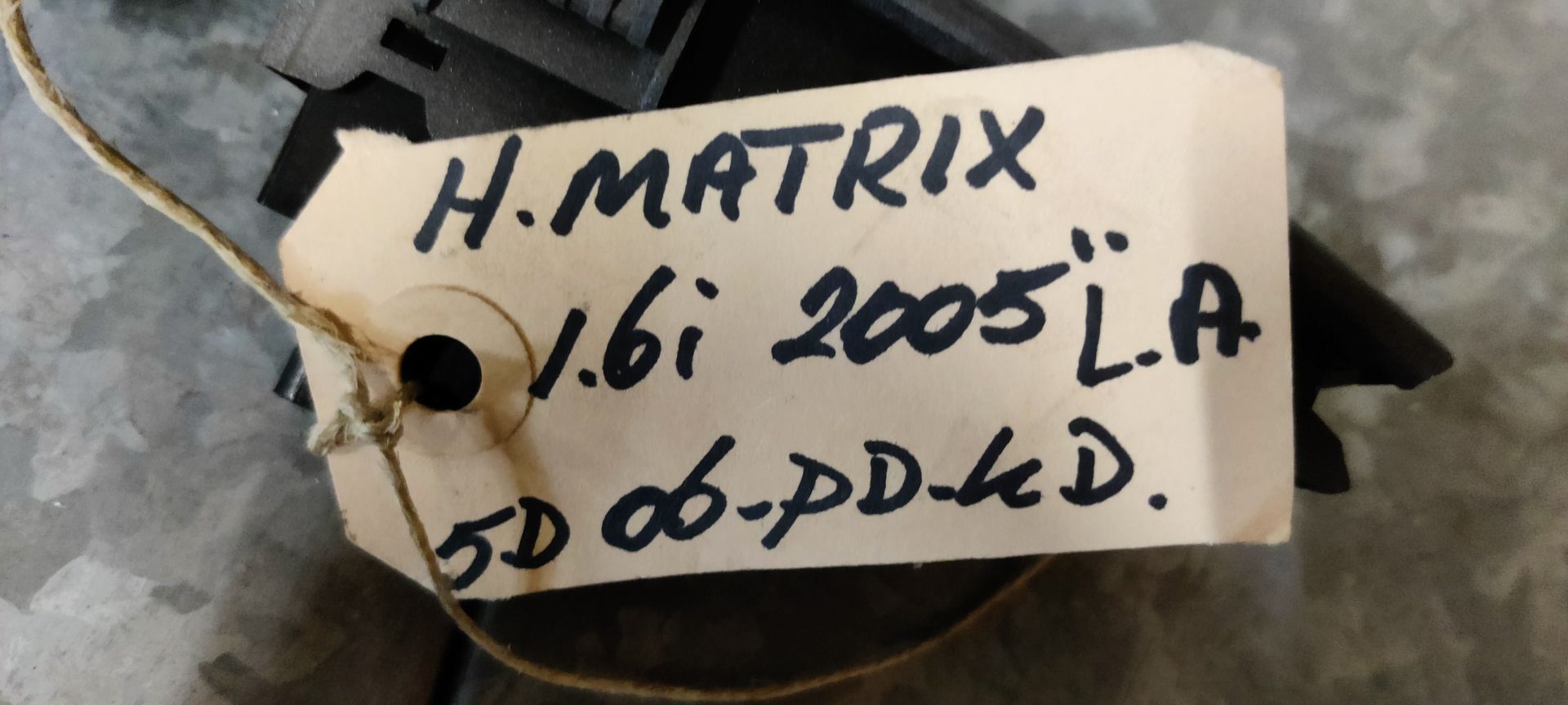 Hyundai Matrix knop om raam linksachter open te doen.