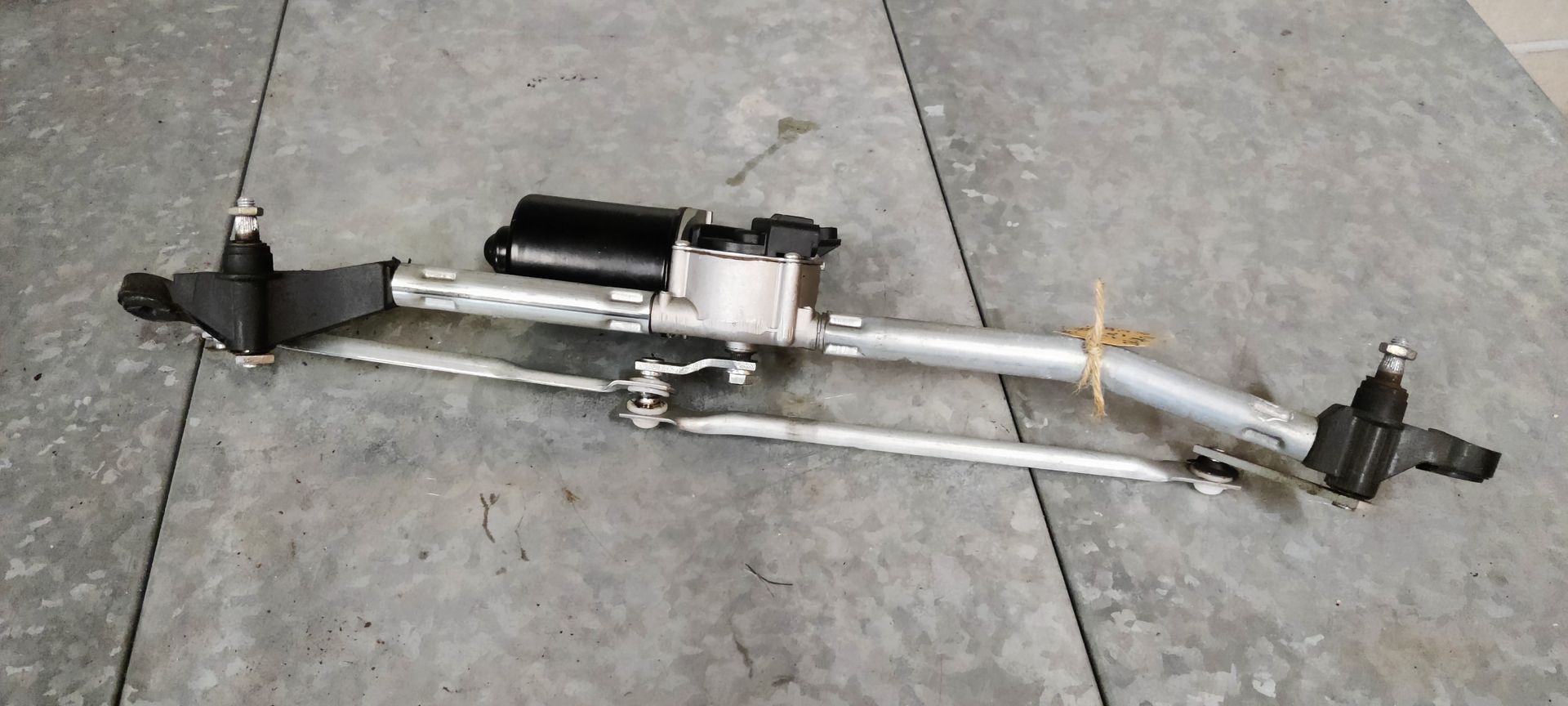 Opel Astra G ruitenwissermotor met stangenstelsel.