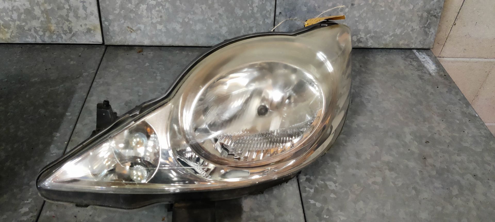 Peugeot 107 linker koplamp.