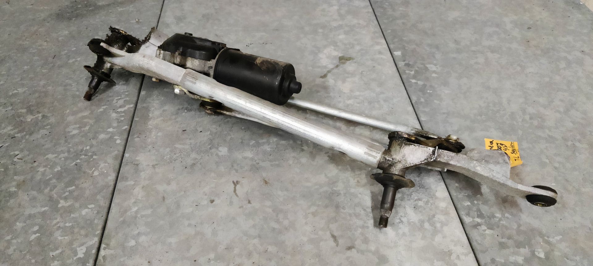 Nissan Primera ruitenwissermotor met stangen uit 2007.