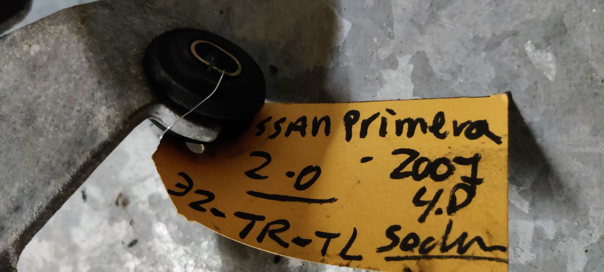 Nissan Primera ruitenwissermotor met stangen uit 2007.