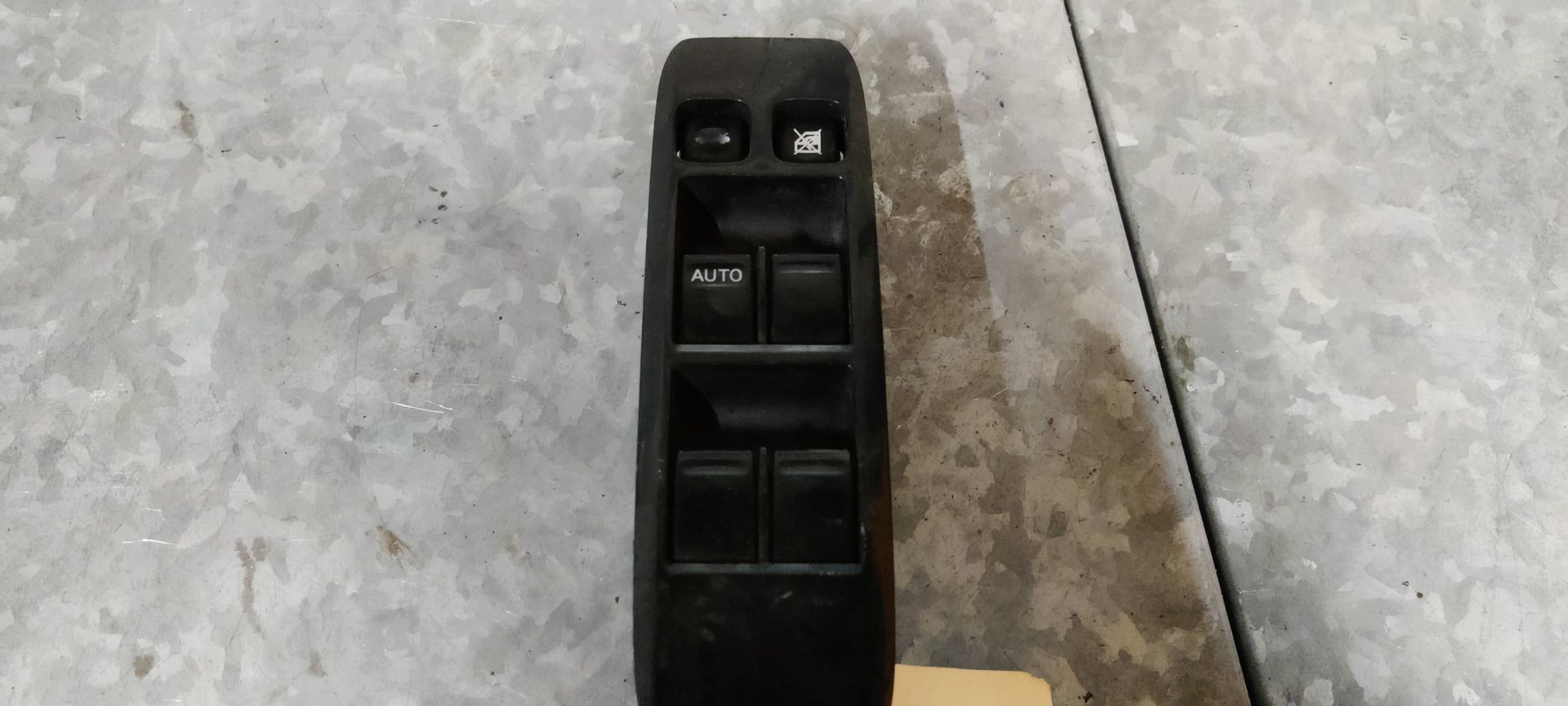 Nissan Primera linksvoor raambediening uit 2004.