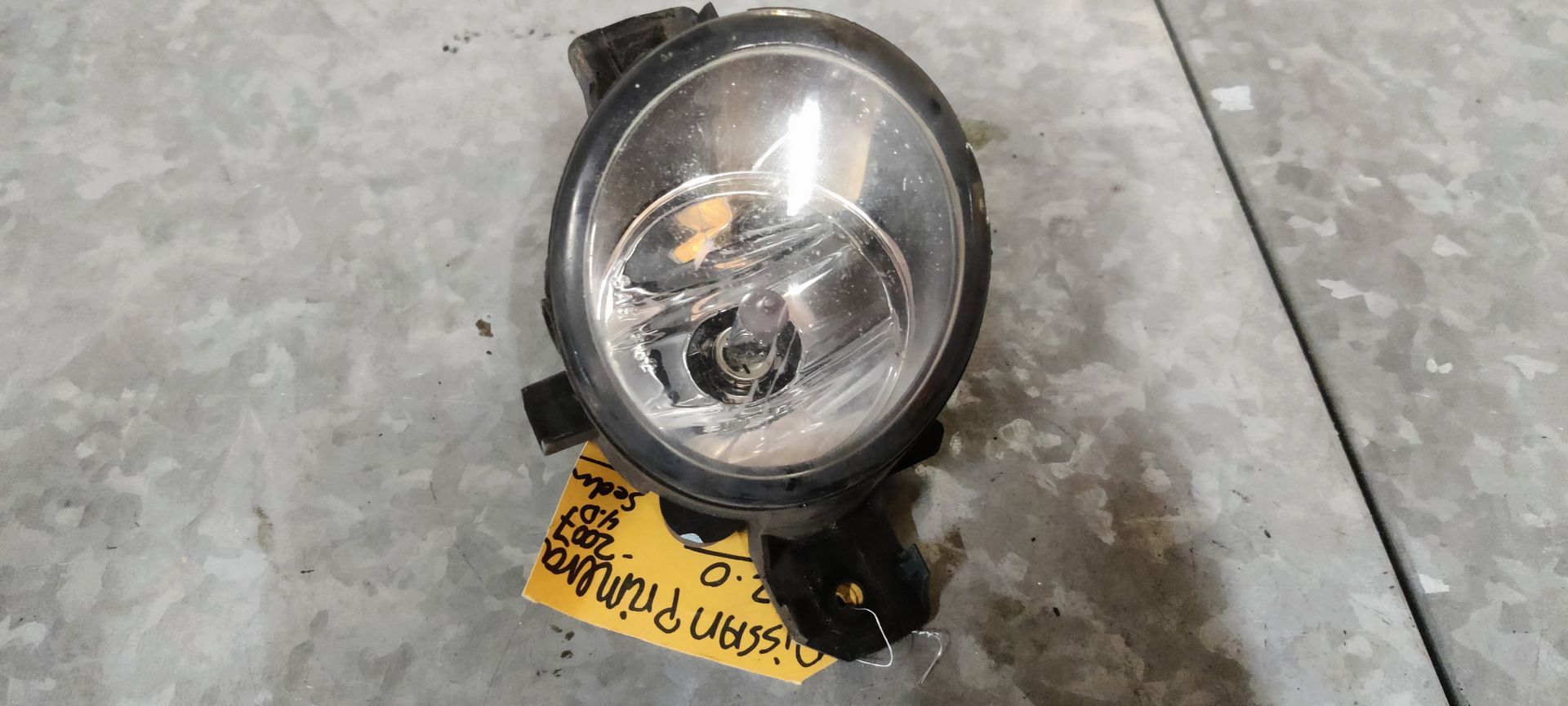 Nissan Primera mistlamp voorzijde uit 2007.