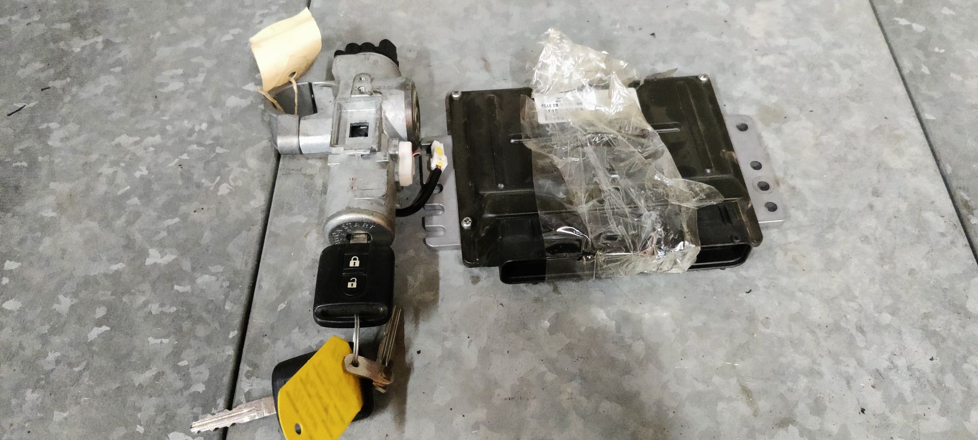 Nissan Primera  contactslot en computer met 2 sleutels uit 2004.