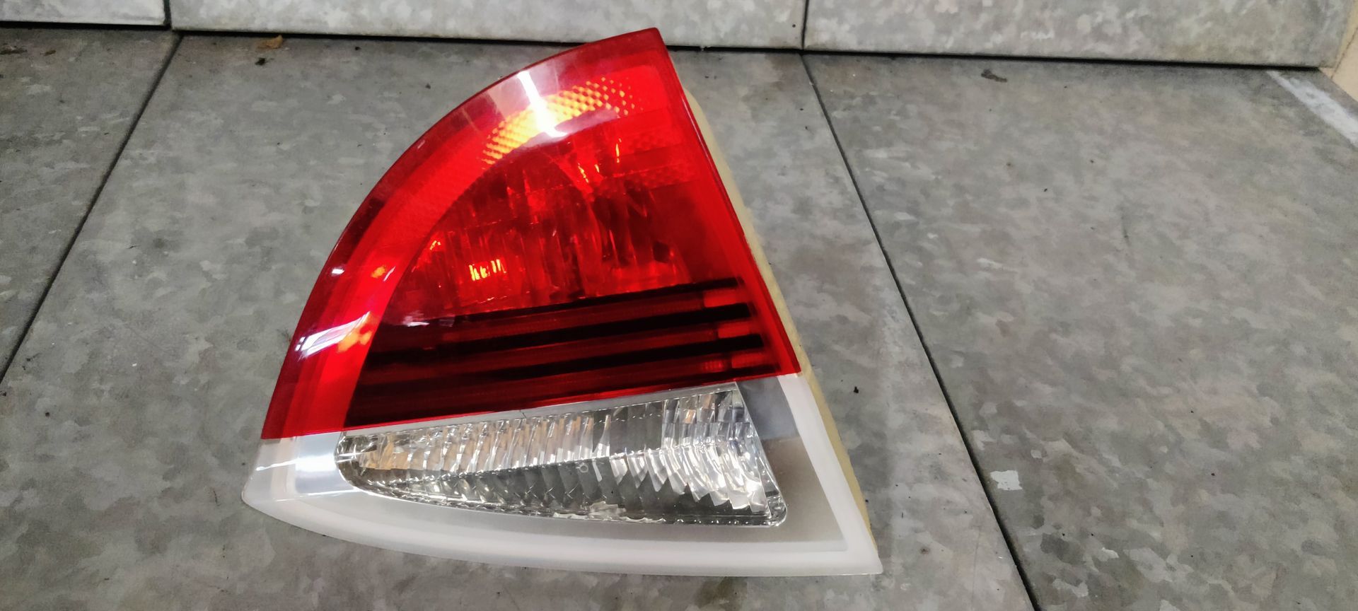 BMW linker achterlicht welke op de kofferklep zit van een 3 serie (E91), bj 2007.