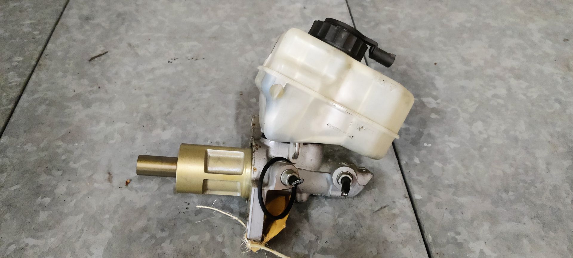 BMW 3 serie hoofdremcilinder (E91).