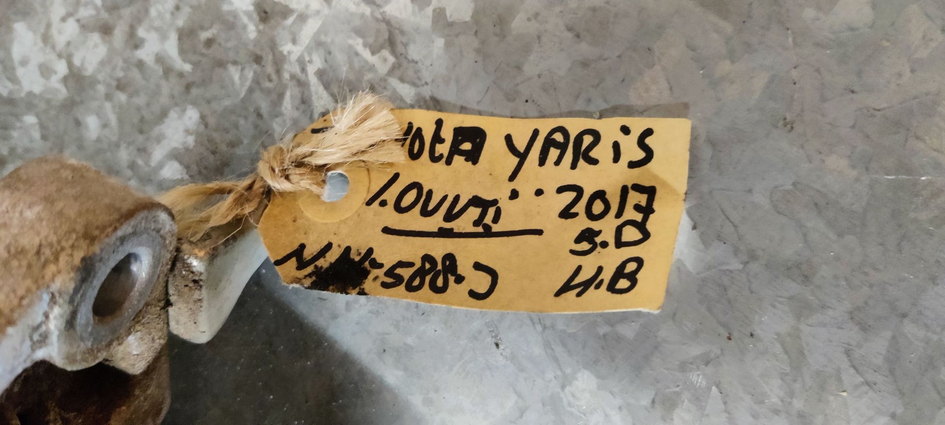 Toyota Yaris dynamo van een 1.0 VVTi.