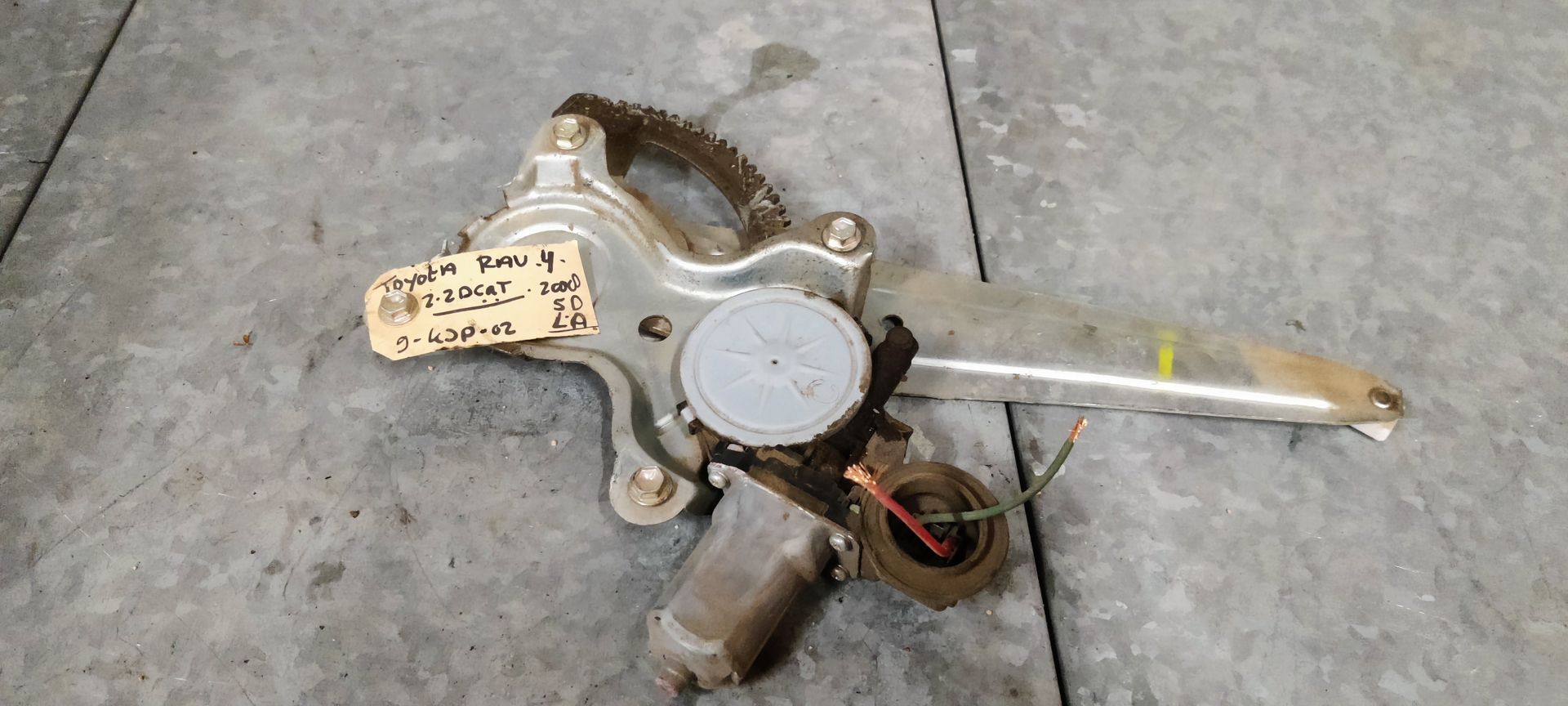 Toyota RAV 4 linksachter raammotor met mechaniek.