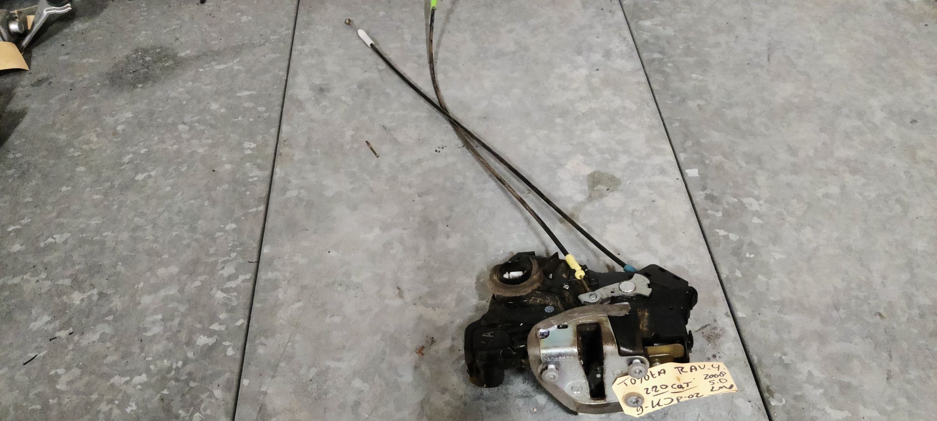 Toyota RAV 4 deurvanger linksvoor met kabels (zit in portier).