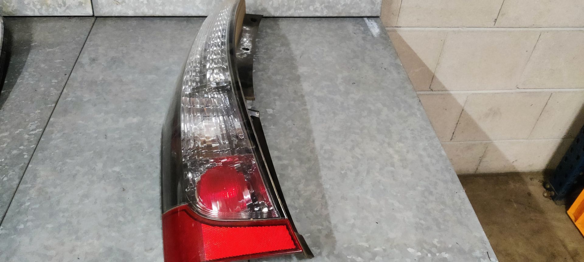 Mitsubishi Grandis linker achterlicht uit 2005.