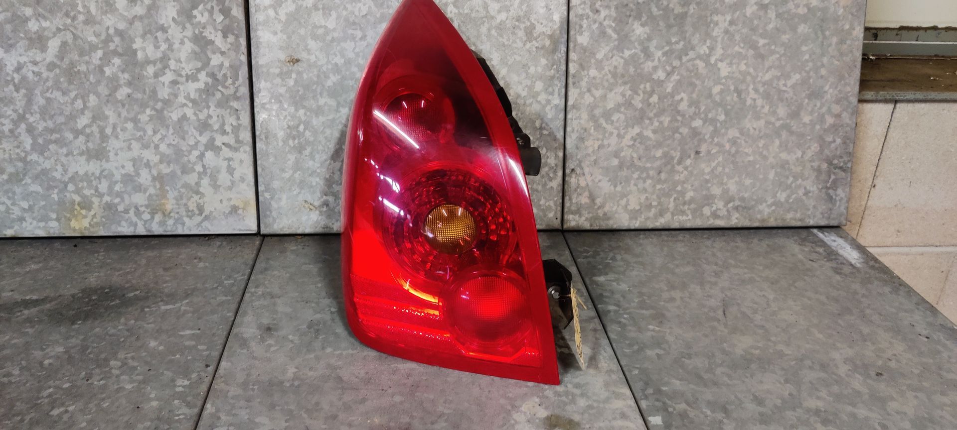 Nissan Primera  linker achterlicht uit 2004.