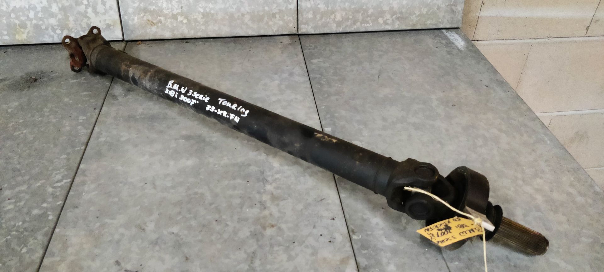 Aandrijfas van een BMW 318i uit 2007.