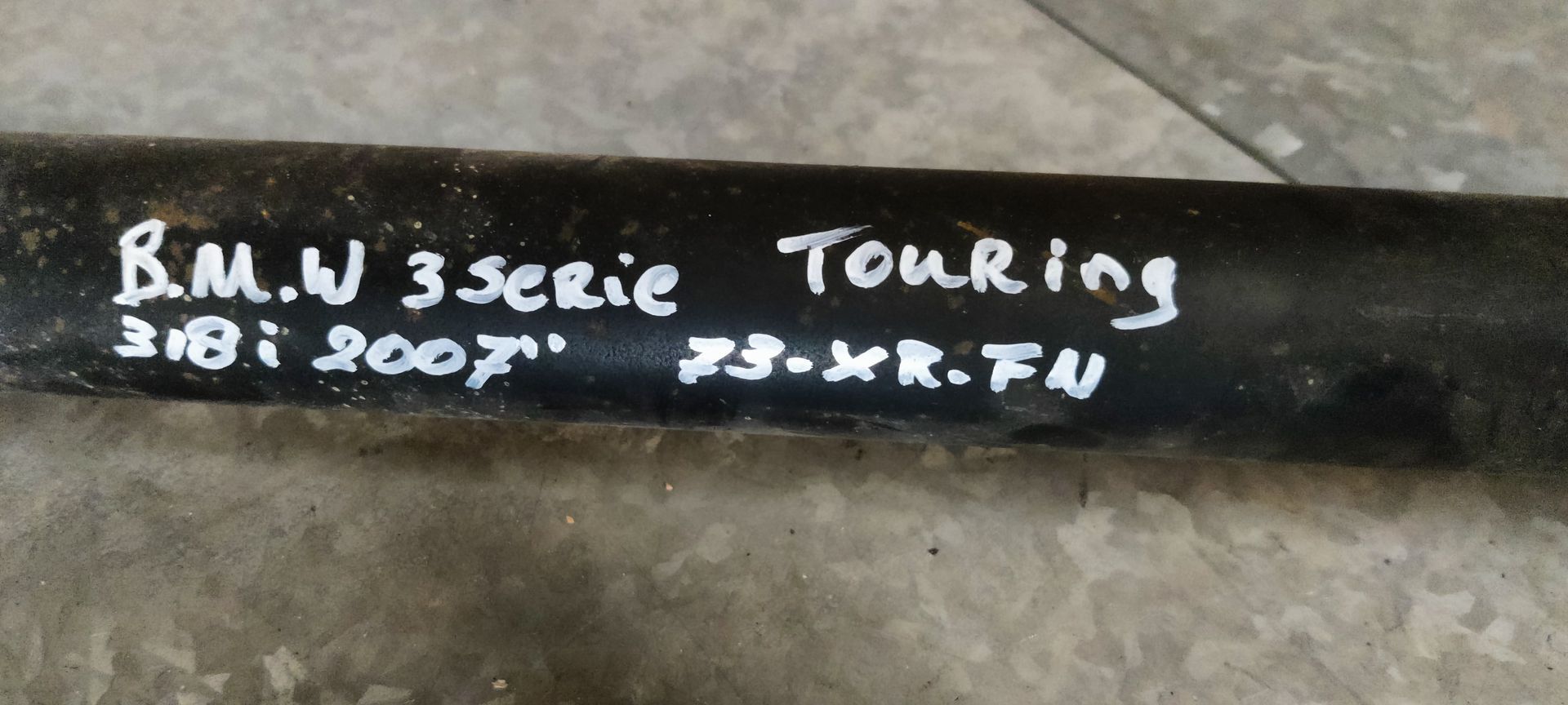 Aandrijfas van een BMW 318i uit 2007.