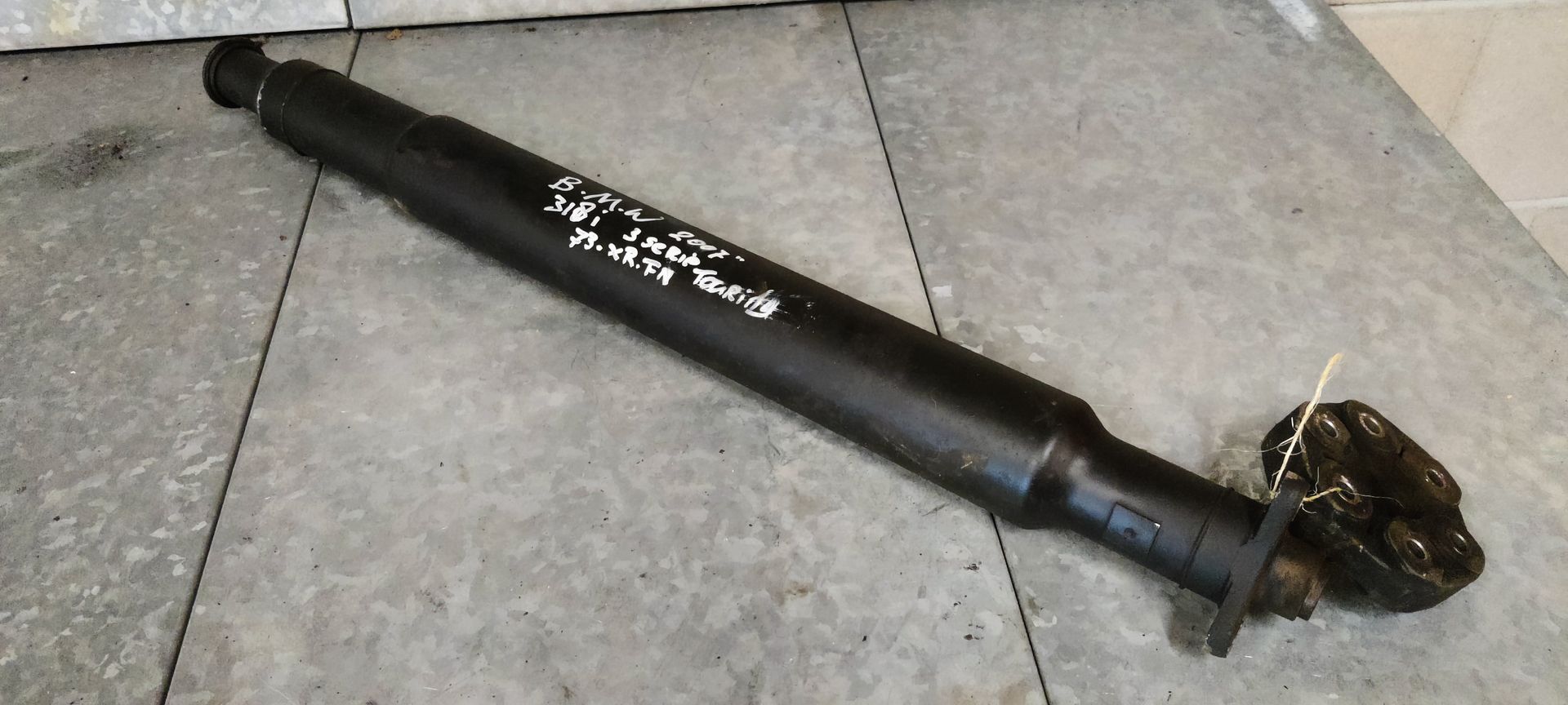 Aandrijfas van een BMW 318i uit 2007.
Antriebsachse vom BMW 318i aus 2007.