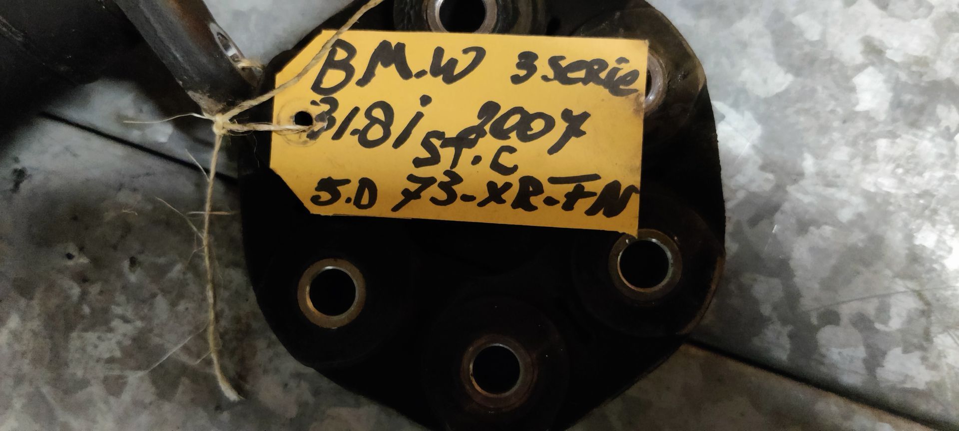 Aandrijfas van een BMW 318i uit 2007.
Antriebsachse vom BMW 318i aus 2007.