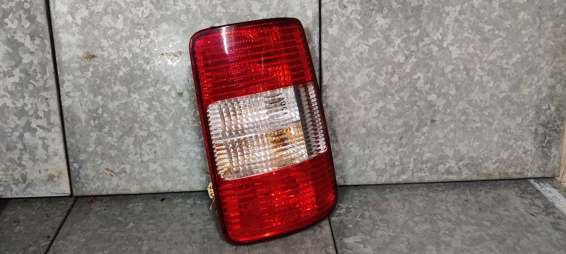 Gebruikt rechterachterlicht van een VW Caddy uit 2008 bij Stegeman in Exel.