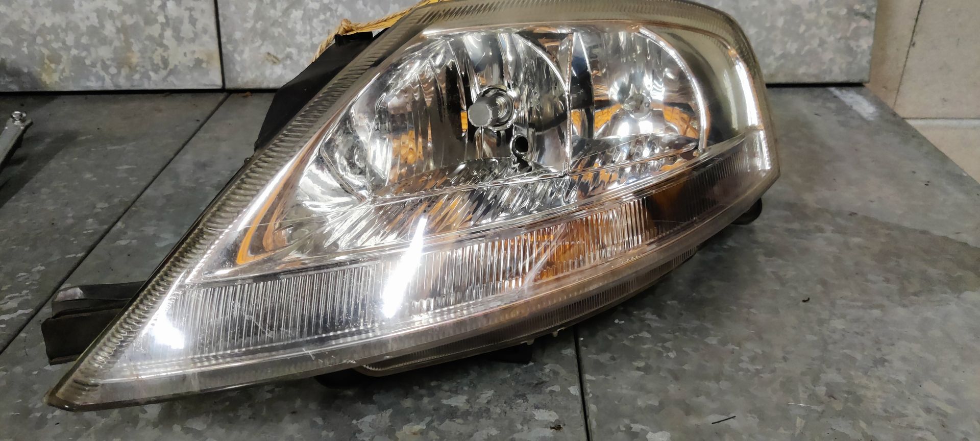 Koplamp C3 uit 2005.