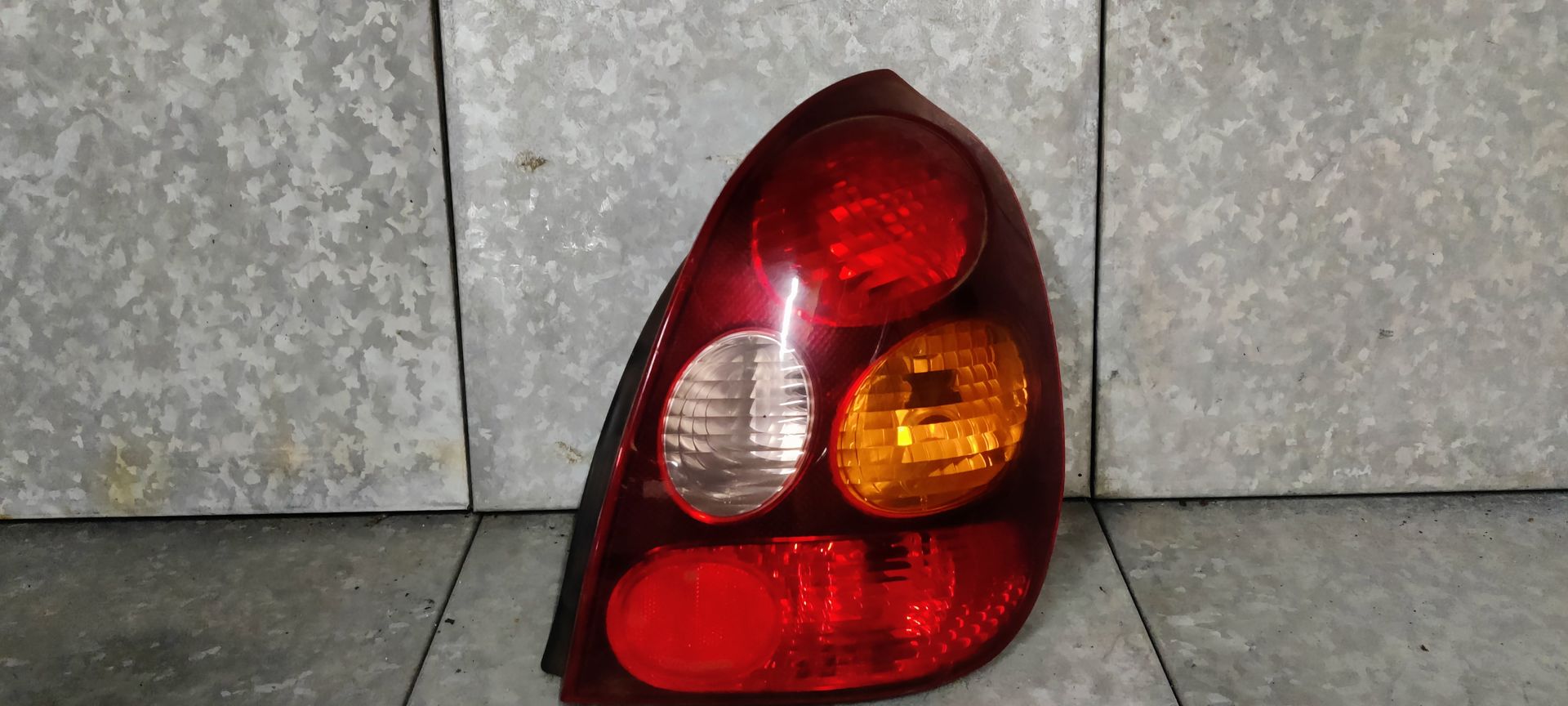 Oude Corolla  achterlichten bij Stegeman Autosloperij