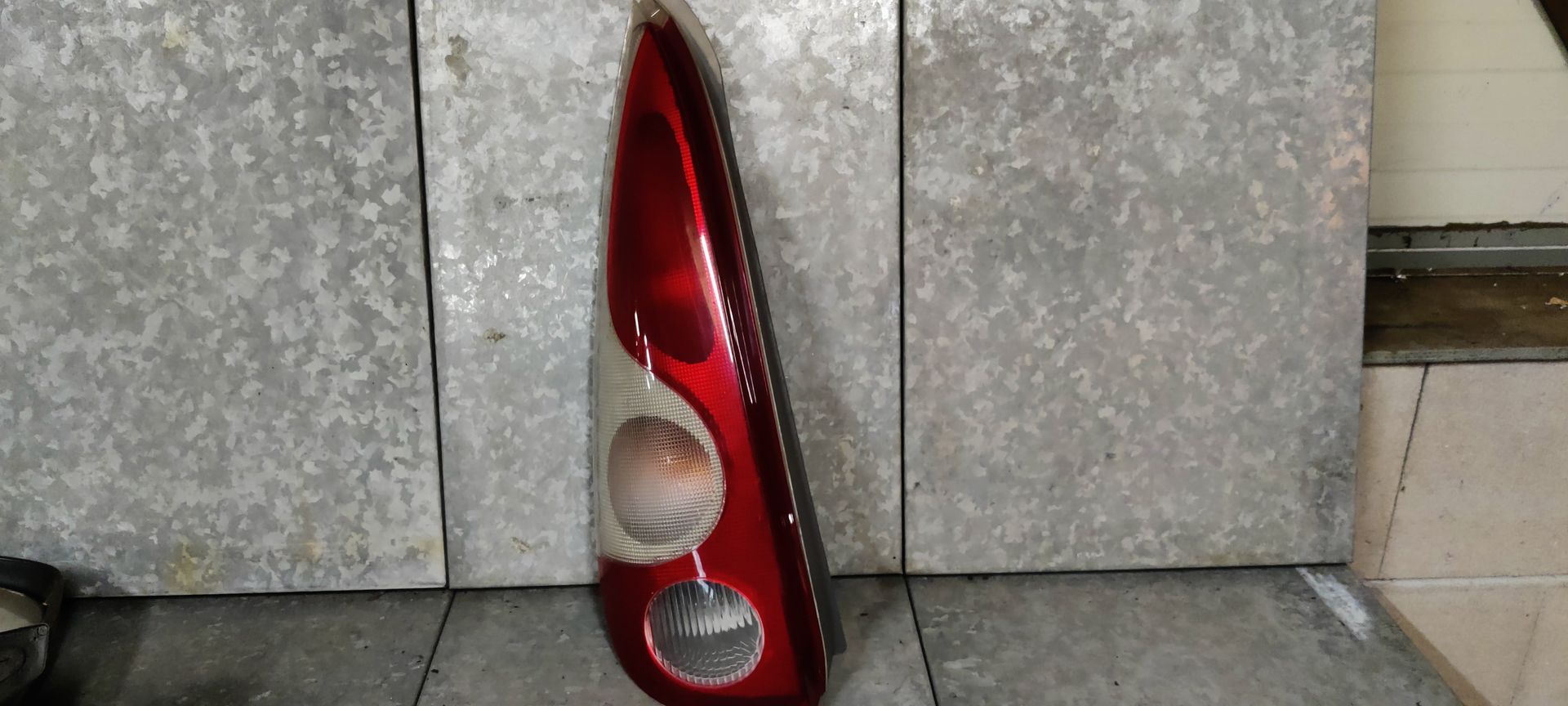 Oude gebruikte achterlichten bij Stegeman Autosloperij