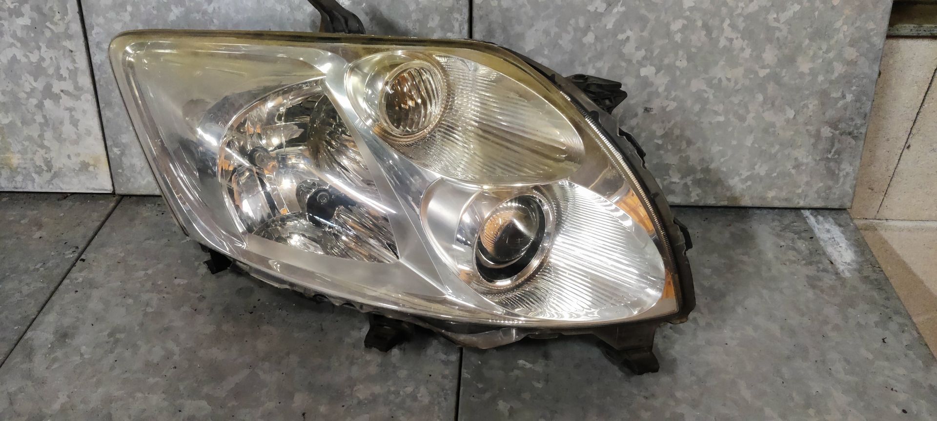 Oude gebruikte koplampen van Toyota bij Stegeman Autosloperij