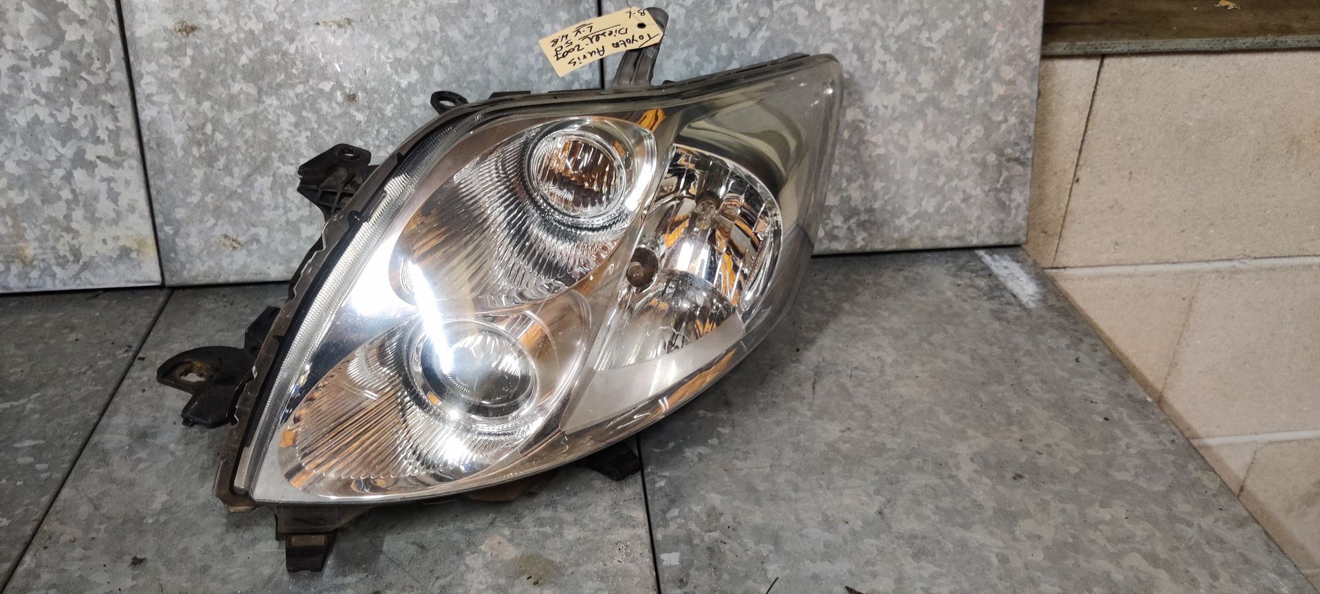 Oude gebruikte koplampen van Toyota bij Stegeman Autosloperij