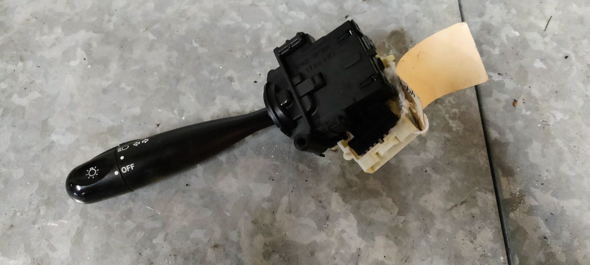 Allerlei soorten richtingaanwijzer schakelaars bij Stegeman Autosloperij