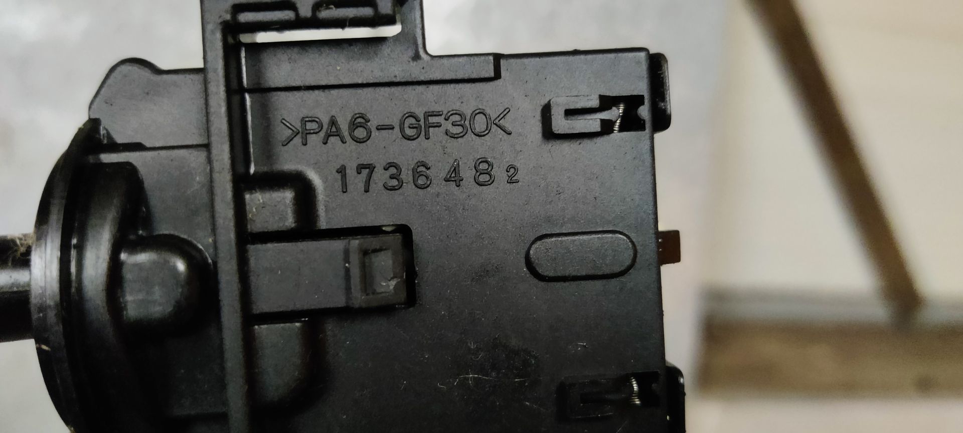 Allerlei soorten richtingaanwijzer schakelaars bij Stegeman Autosloperij