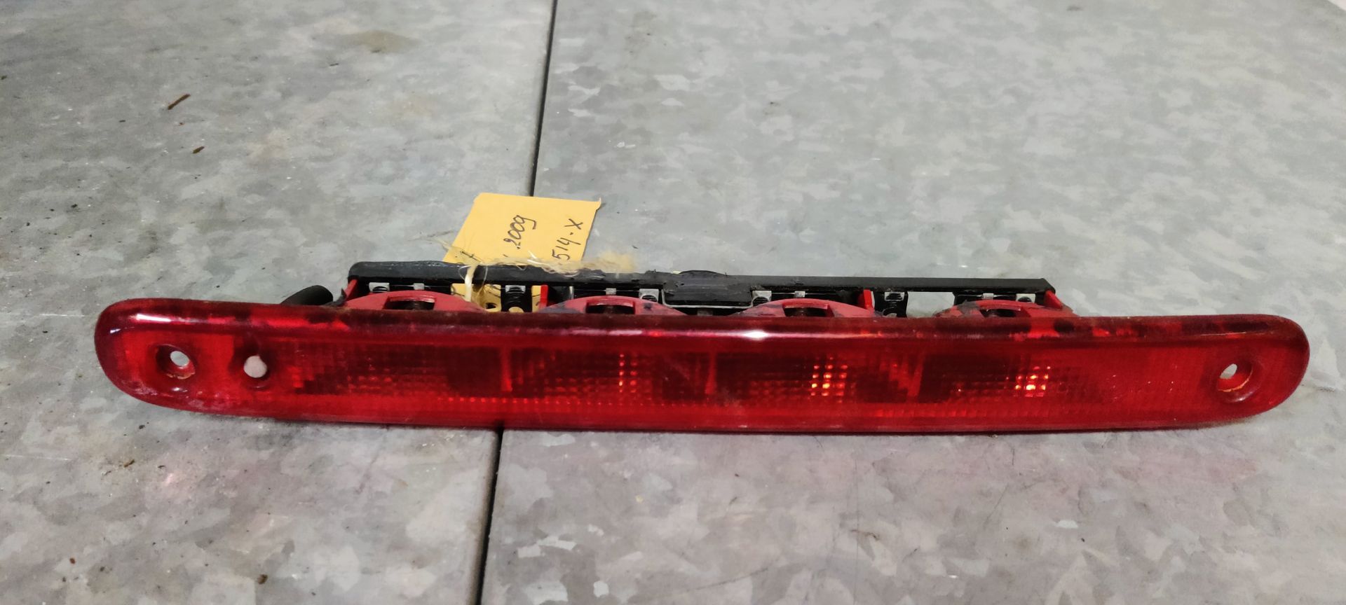 derde remlicht van een Peugeot 107 bij Stegeman in Exel