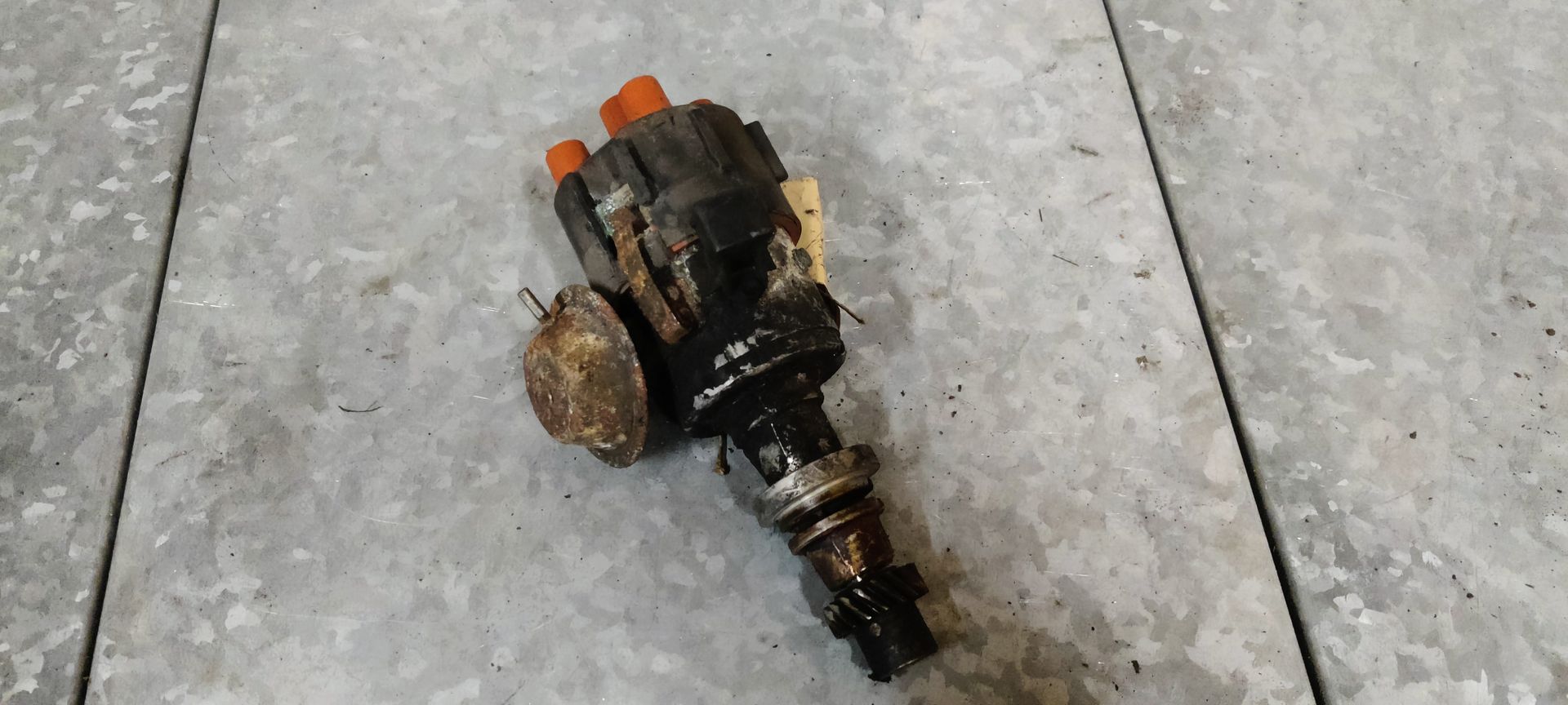 0237024027 VW Golf stroomverdeler bij Stegeman Autosloperij