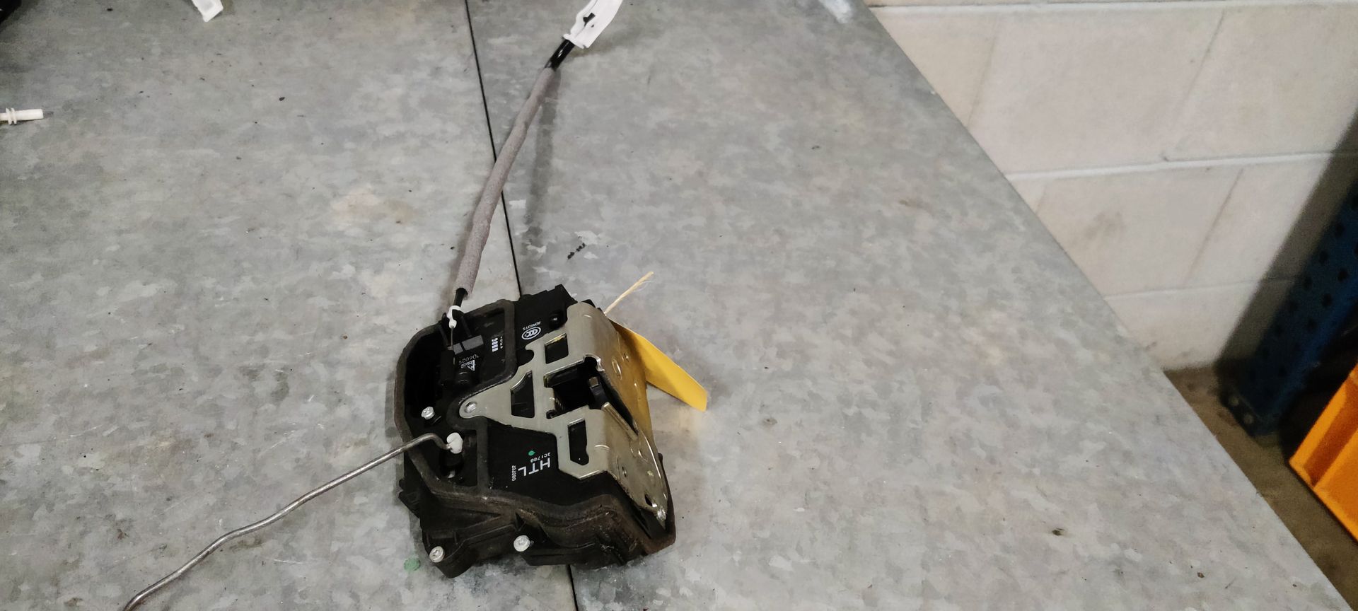 BMW 318i (E91) slotplaat linker achterportier uit 2007.