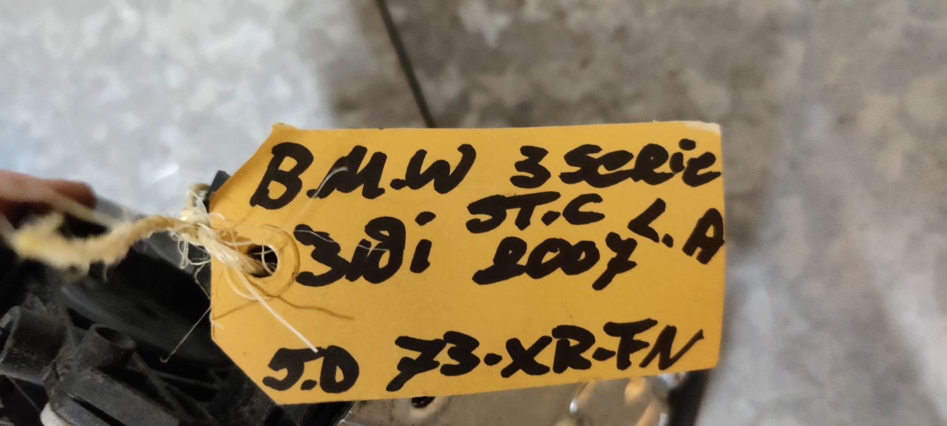 BMW 318i (E91) slotplaat linker achterportier uit 2007.