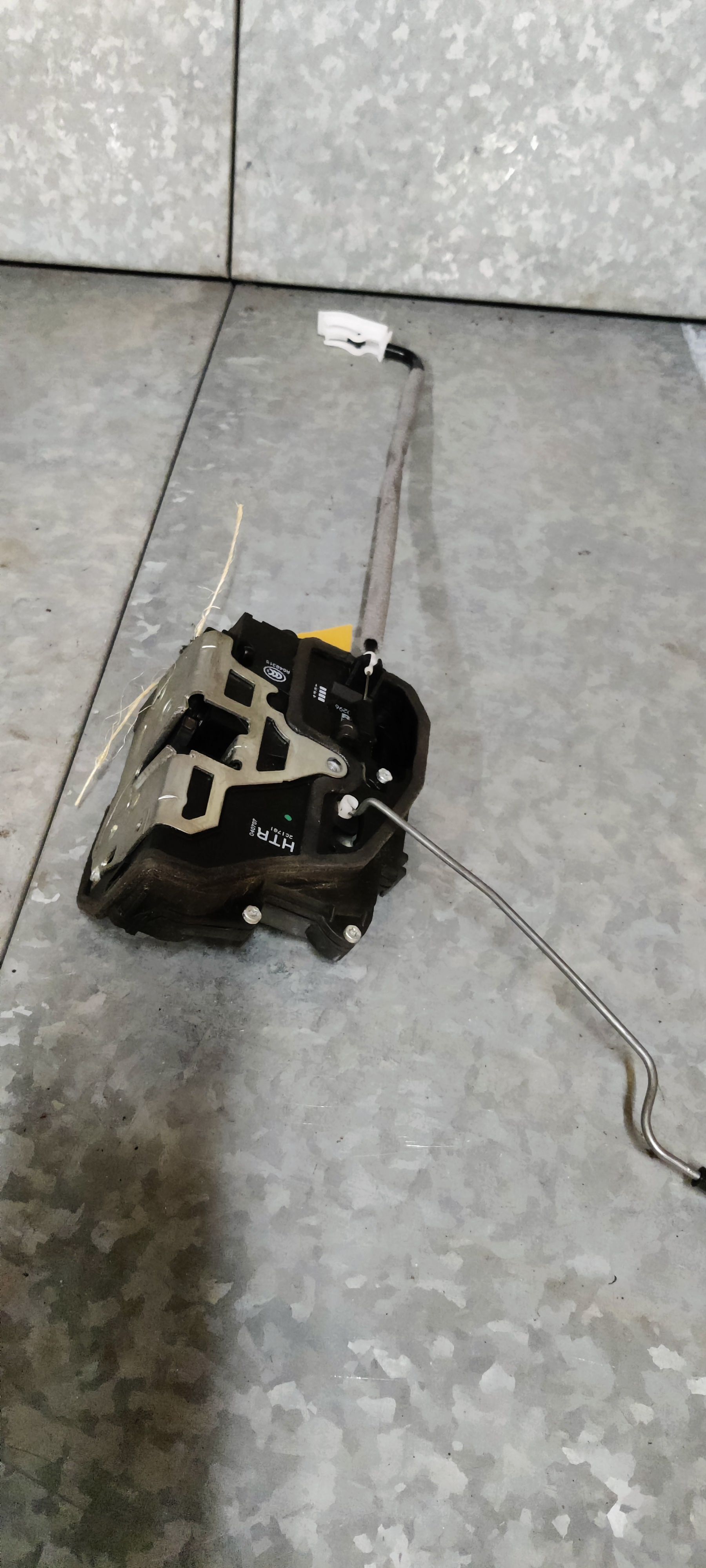 BMW 318i (E91) slotplaat rechter achterportier uit 2007.