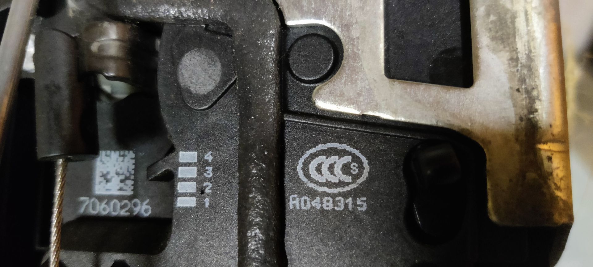 BMW 318i (E91) slotplaat rechter achterportier uit 2007.