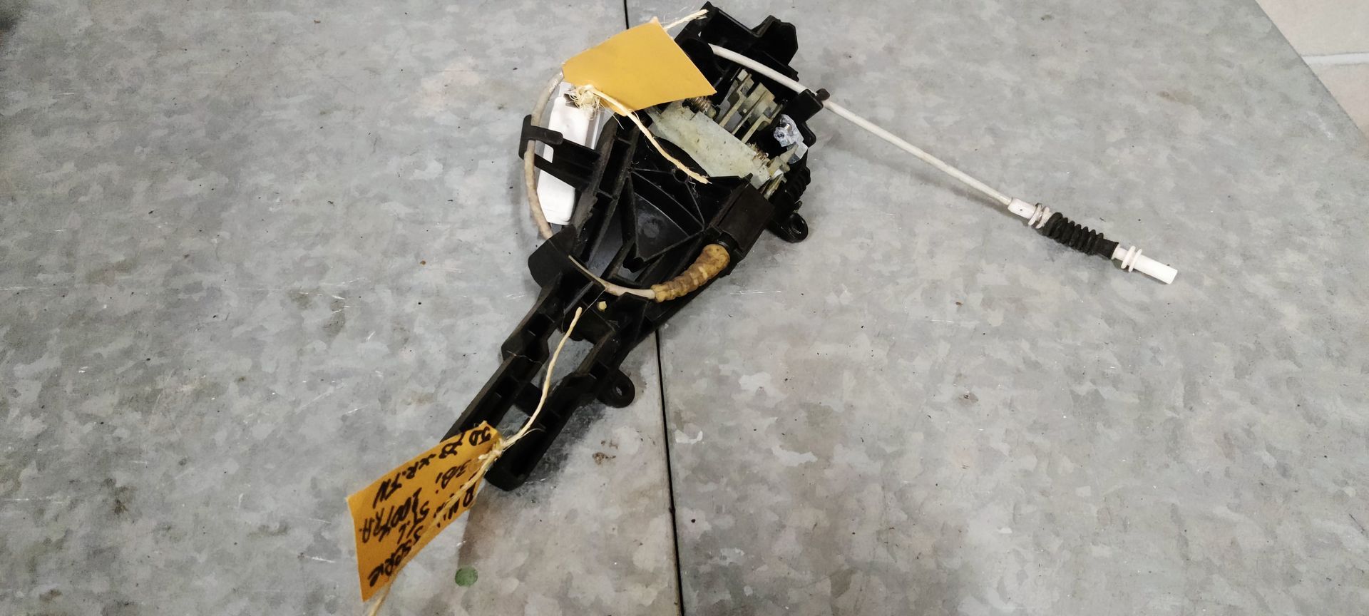 BMW 318i (E91) deurhendel binnenzijde rechter achterportier uit 2007.