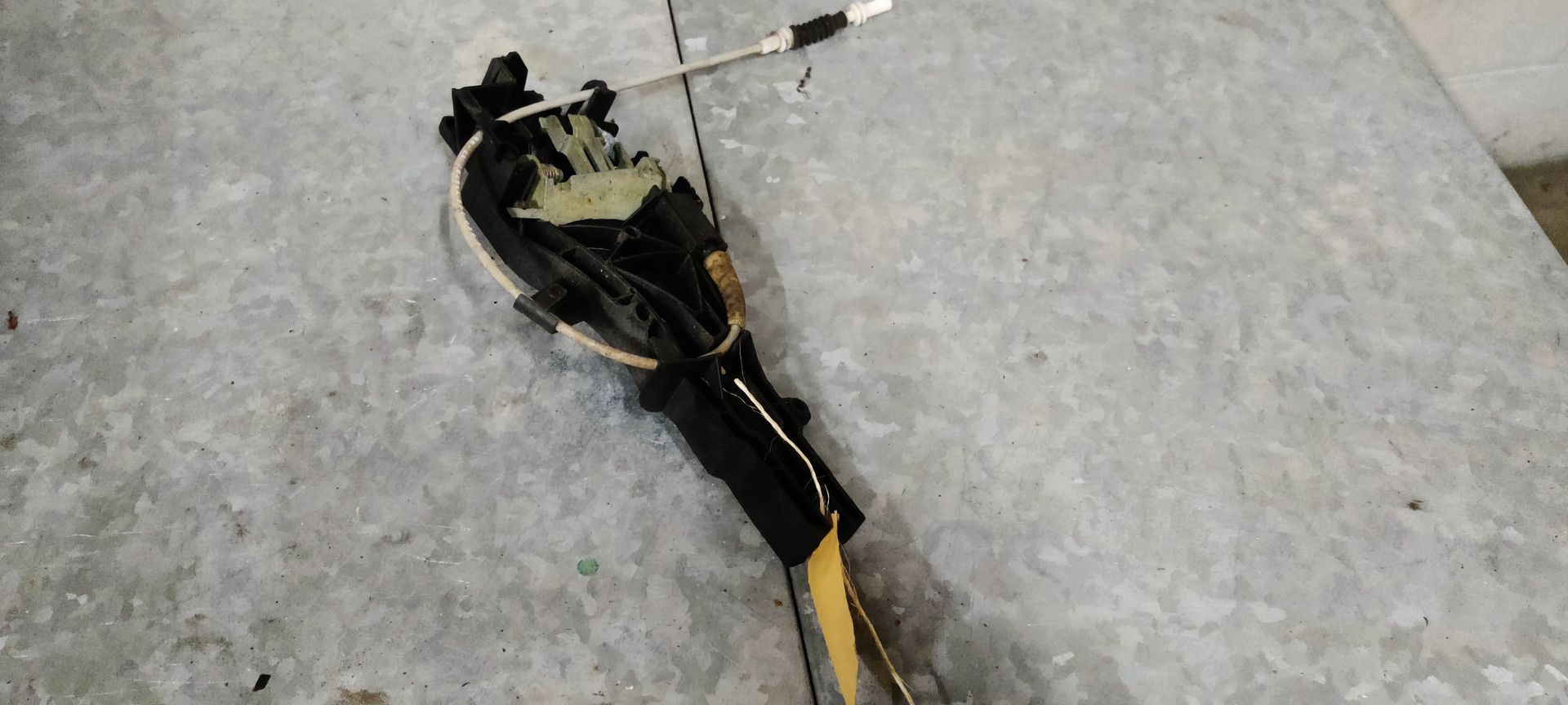 BMW 318i (E91) deurhendel binnenzijde rechter achterportier uit 2007.