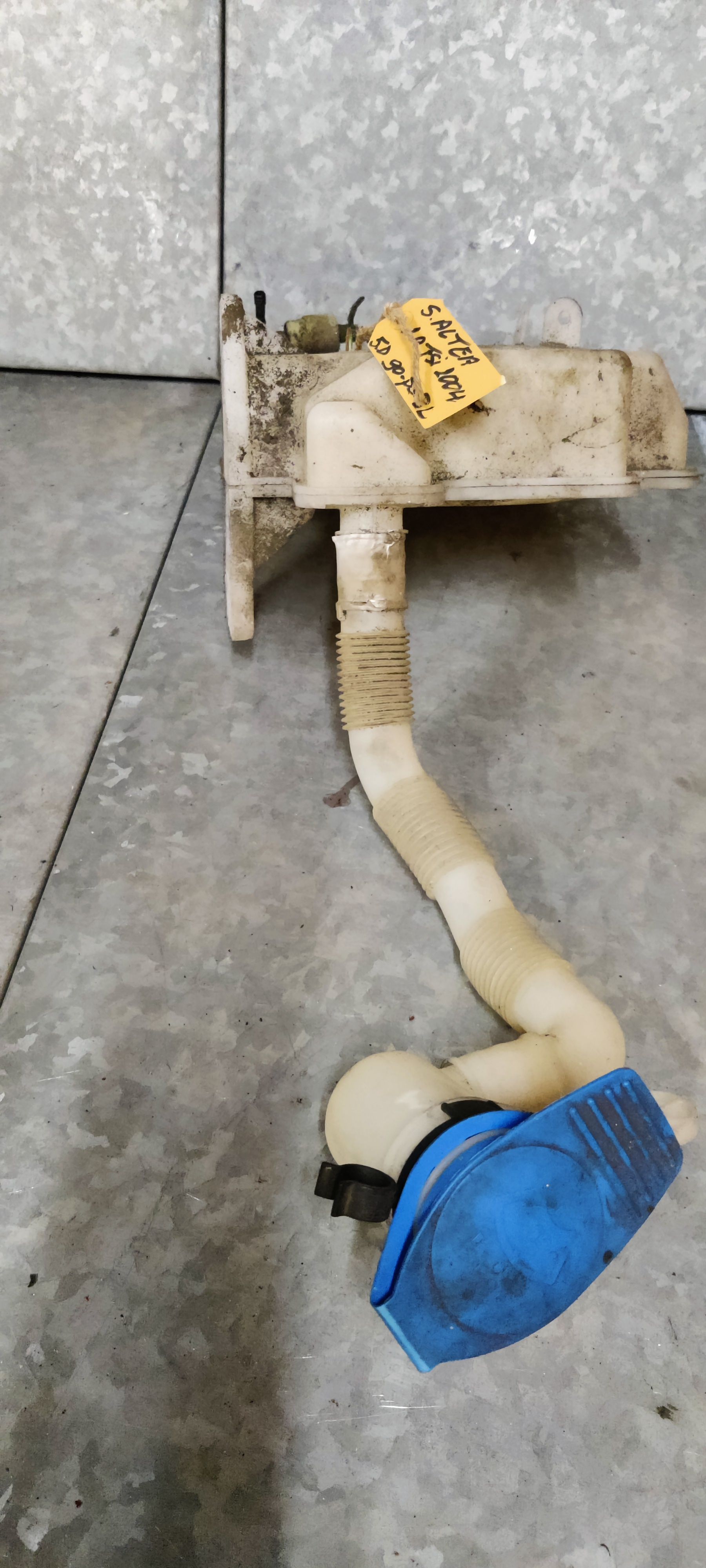 Seat Altea ruitensproeier reservoir 2004.