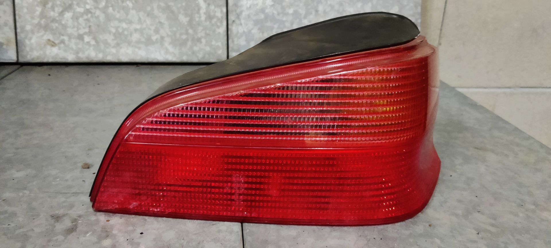 Peugeot 106 rechter achterlicht uit 1997.