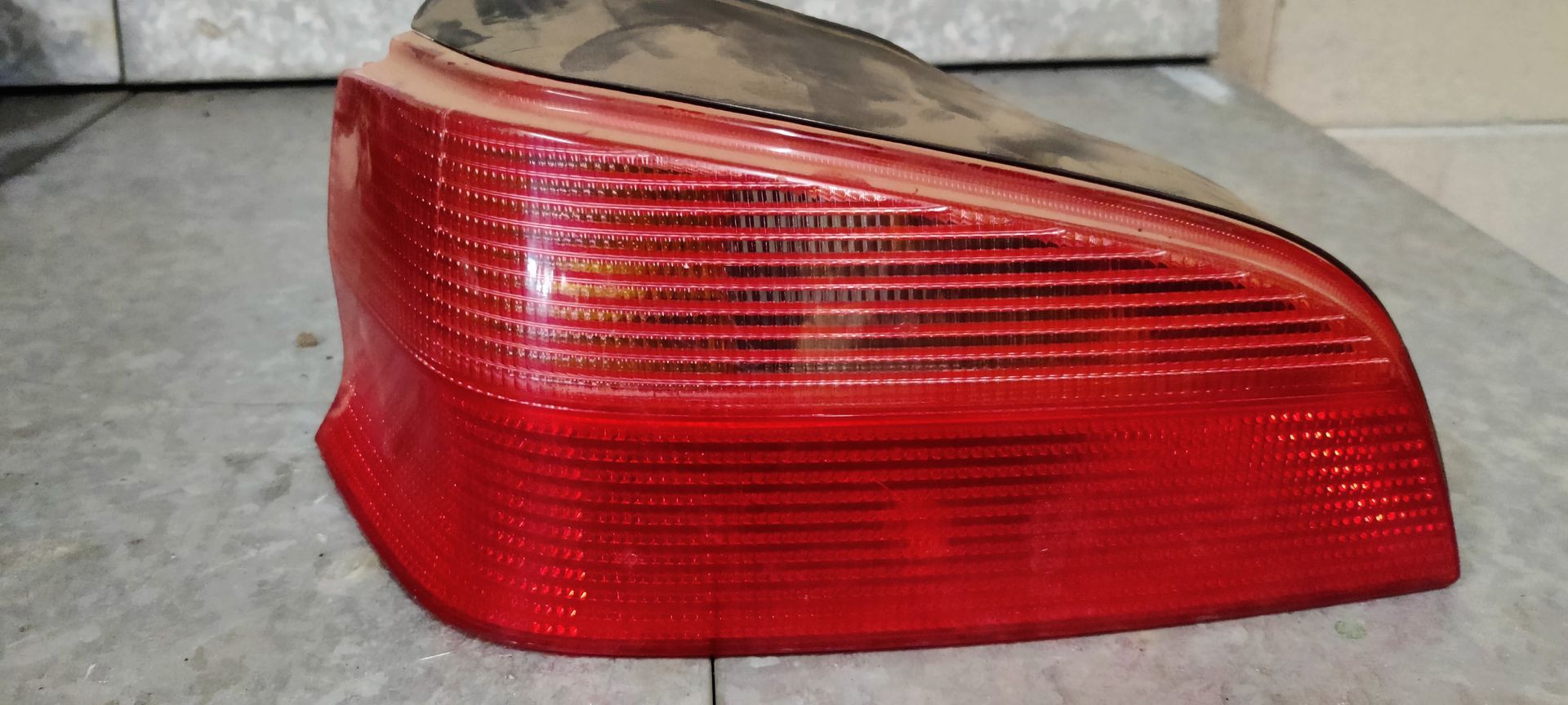 Peugeot 106 linker achterlicht uit 1998.