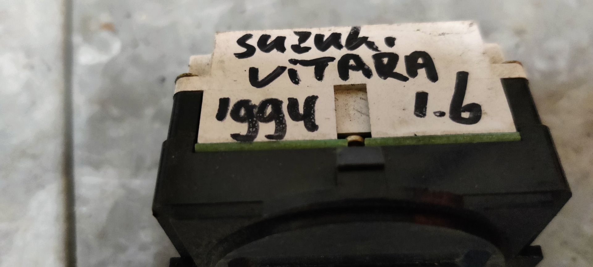 Suzuki Vitara digitaal klokje van een 1.6 uit 1994.