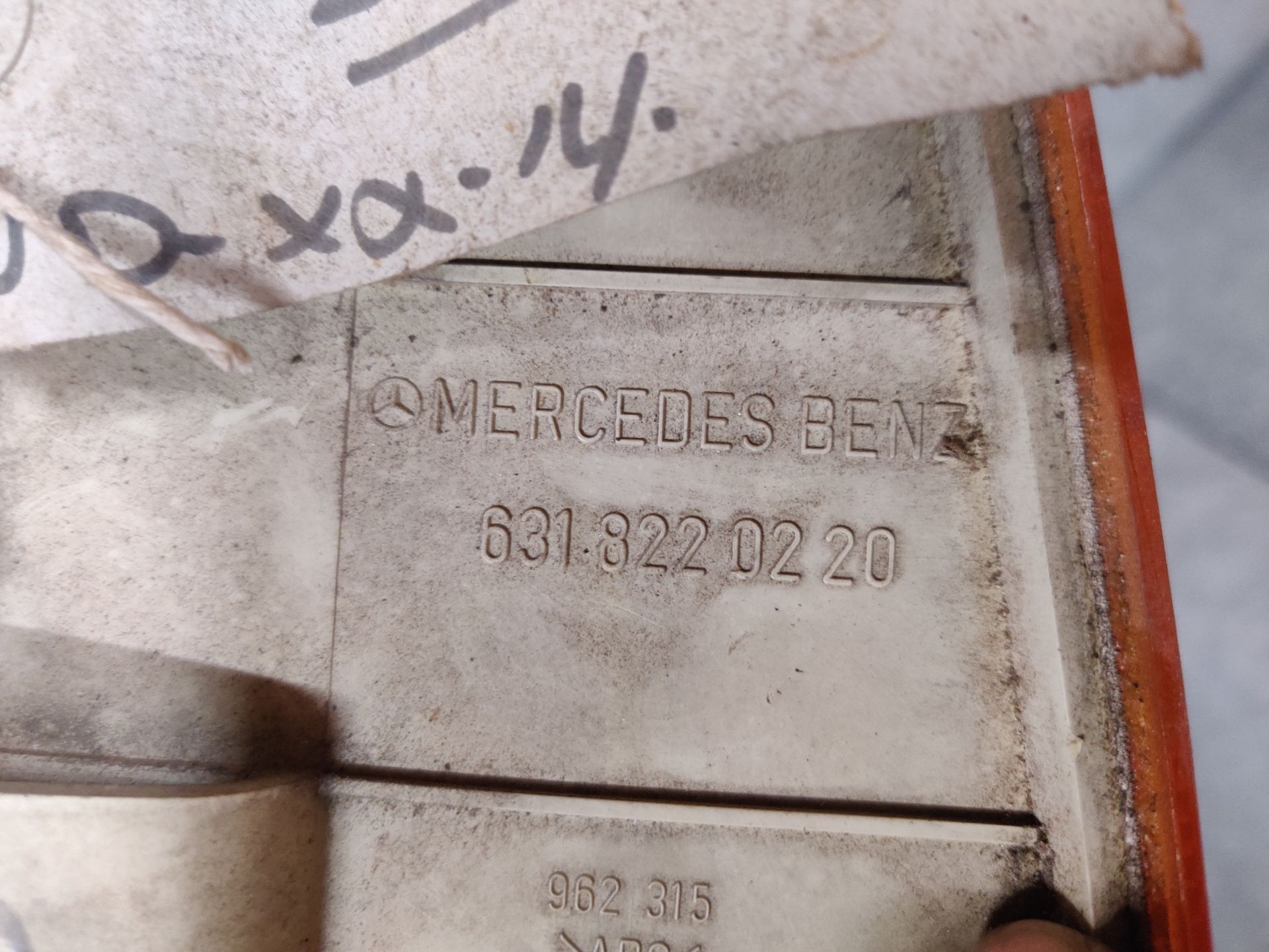 Mercedes 100D onderdelen bij Stegeman Autosloperij in Exel.