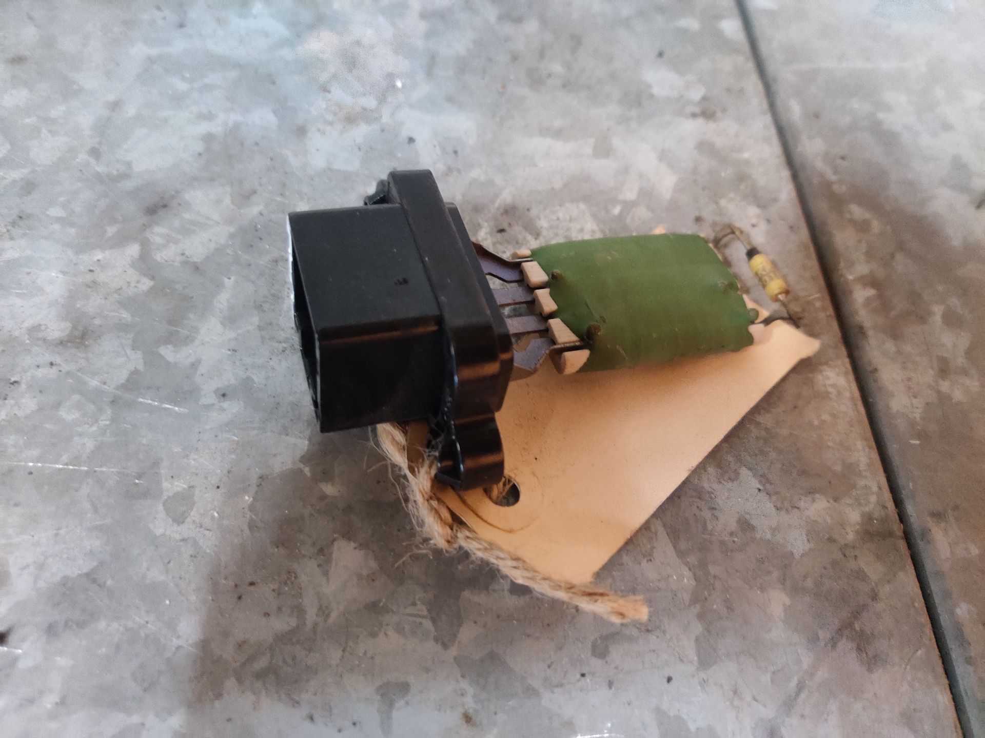 Seat Mii, Toyota Auris en Mercedes 100D onderdelen bij Stegeman Autosloperij in Exel.