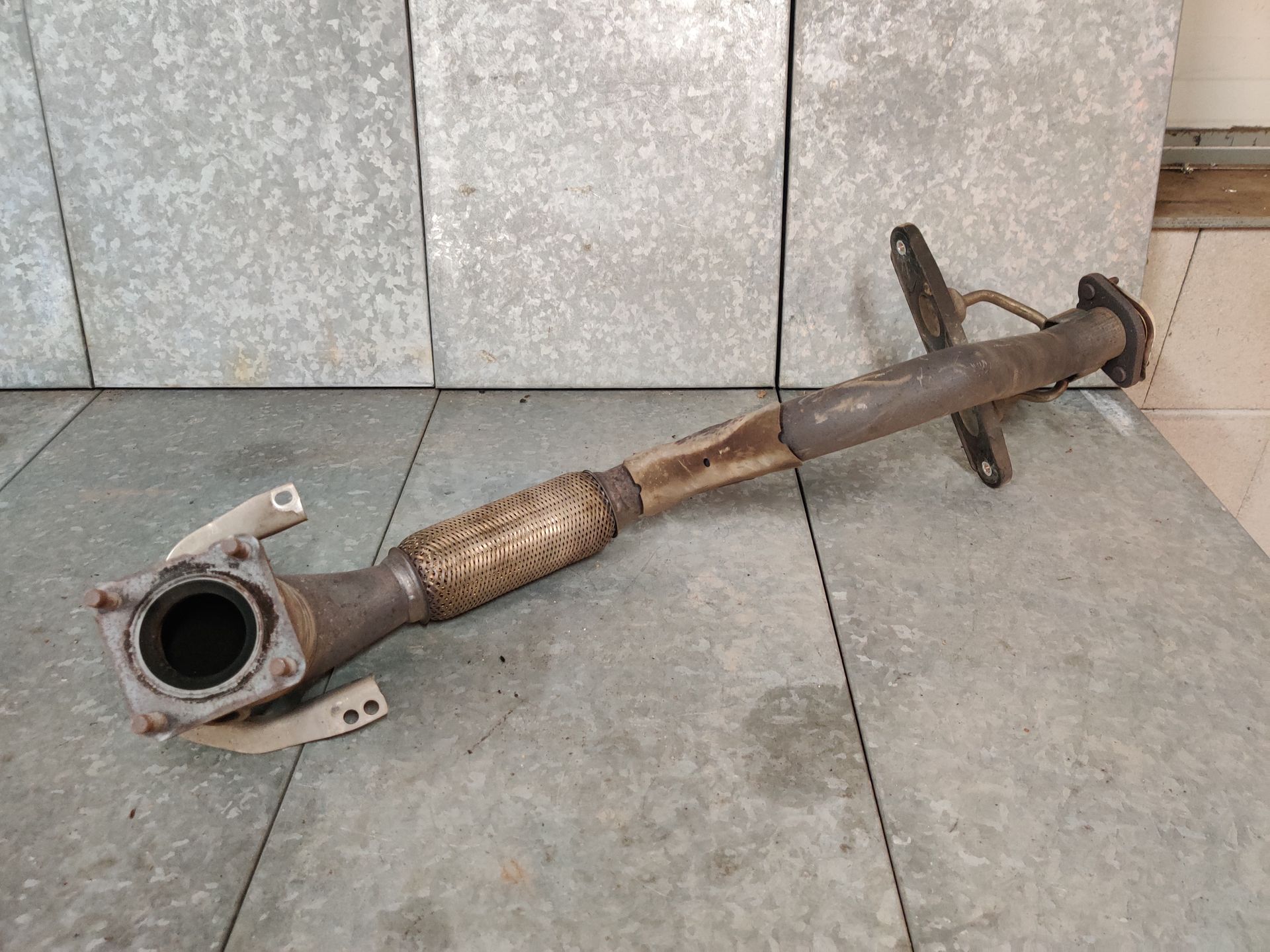 Katalysatoren bij Stegeman Autosloperij in Exel.