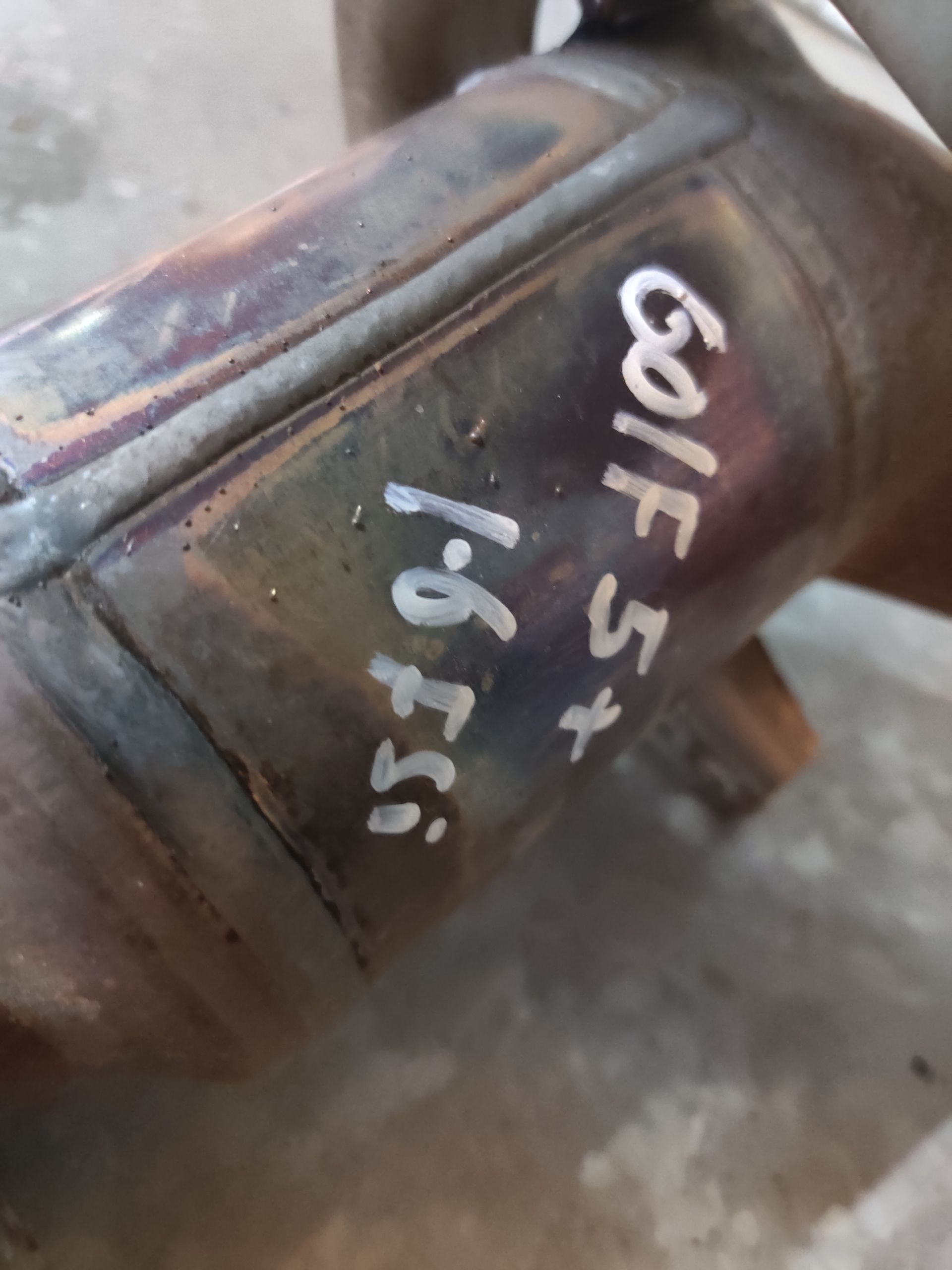 Katalysatoren bij Stegeman Autosloperij in Exel.