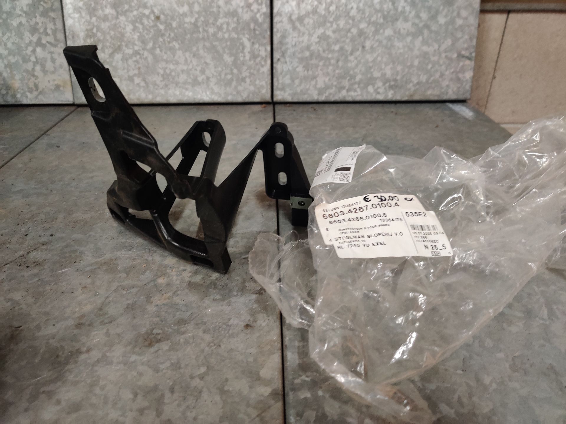 Veel nieuwe Opel onderdelen  bij Stegeman Autosloperij in Exel.