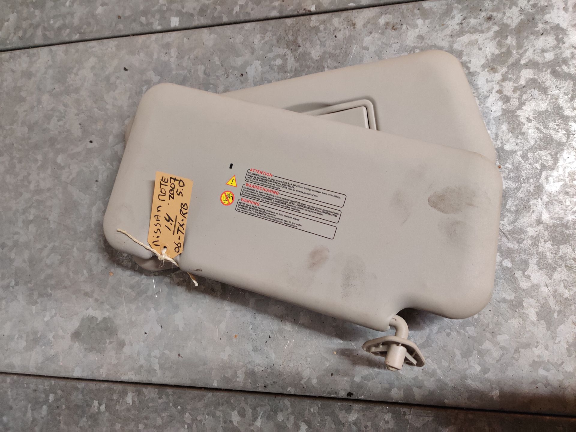 Nissan Note linker en rechter zonnenklep uit 2007.
