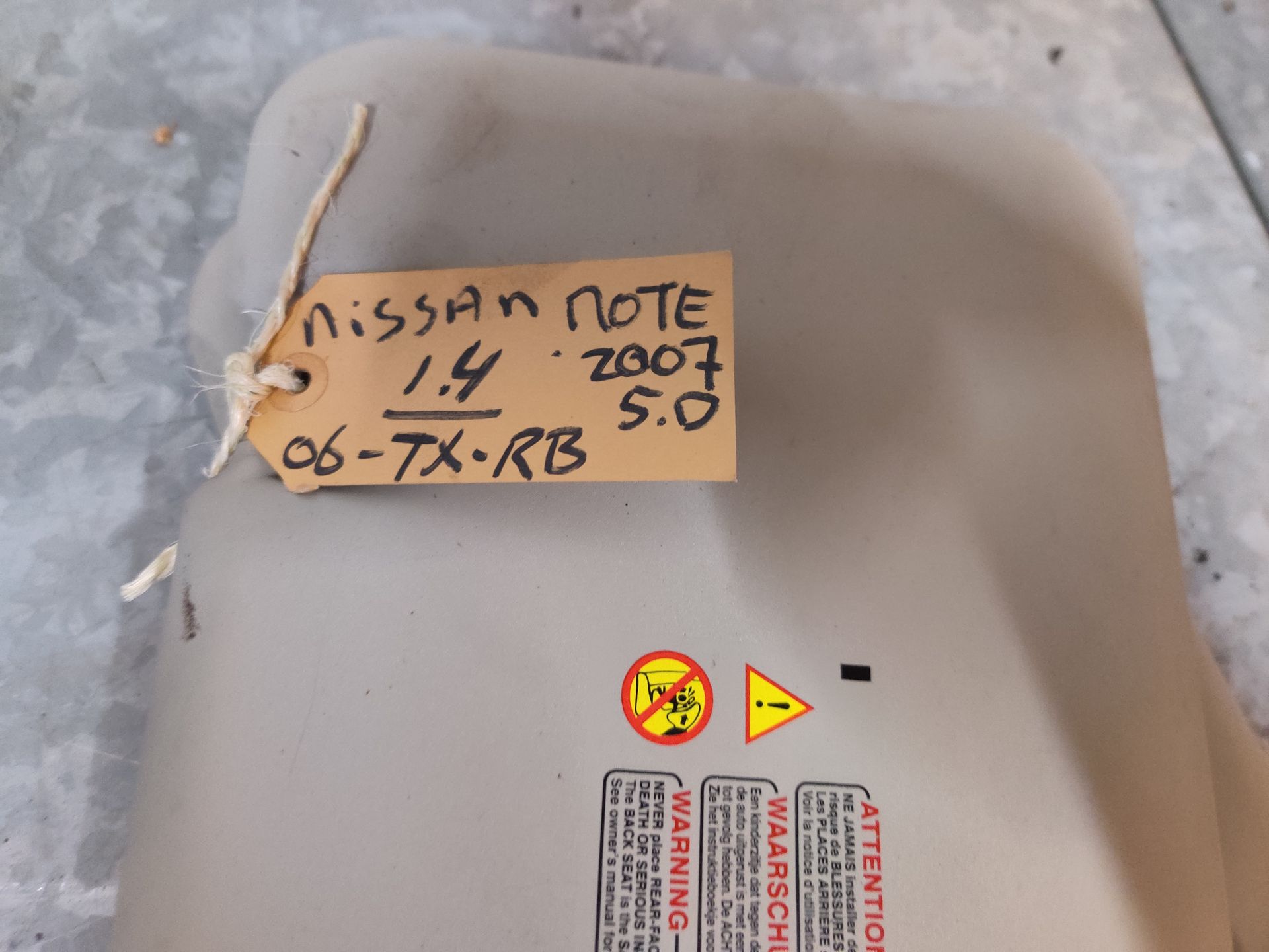 Nissan Note linker en rechter zonnenklep uit 2007.